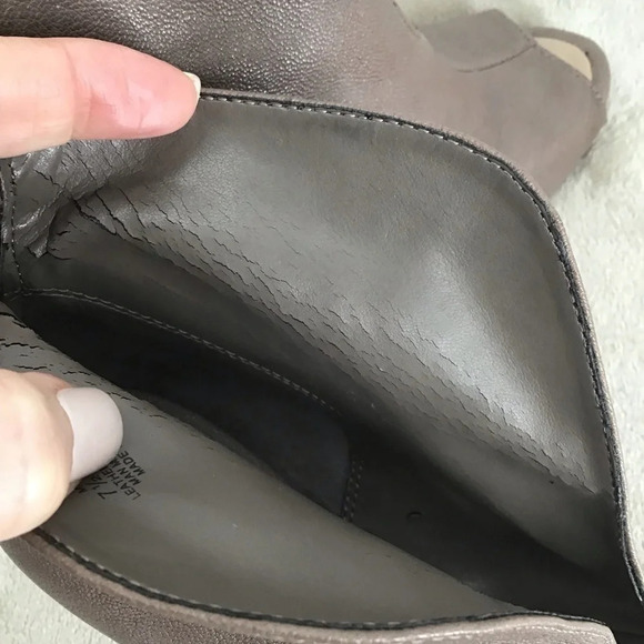 BCBG MaxAzria Women’s Durres Peep Toe Zip Leather Heeled  Bootie Size 7.5 - Picture 12 of 13